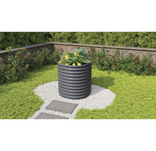 Metalen verhoogde tuinbak in de tuin met planten