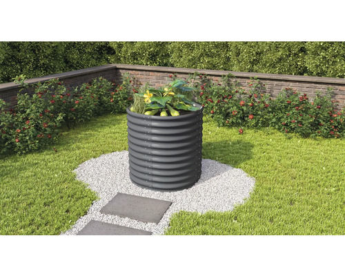 Metalen verhoogde tuinbak in de tuin met planten