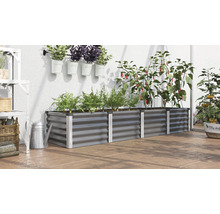 Metalen plantenbak met planten, kruiden en groenten op een terras.
