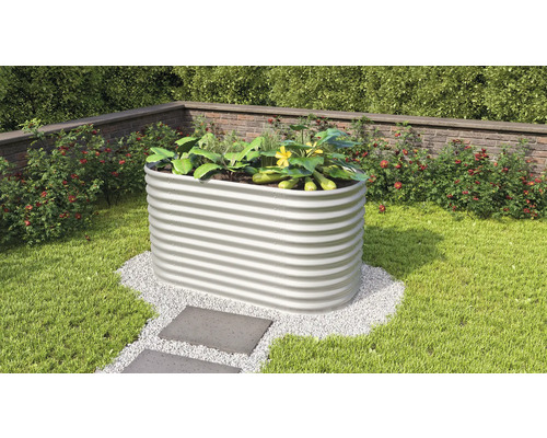 Metalen tuinbak met beplante groenten in de tuin