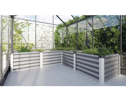 Metalen verhoogde tuinbak in een kas met planten