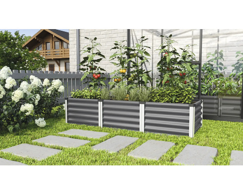 Metalen plantenbak met groenten en kruiden in de tuin