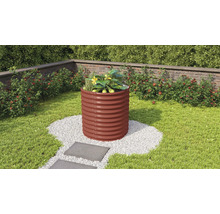 Metalen verhoogde tuinbak met planten in de tuin