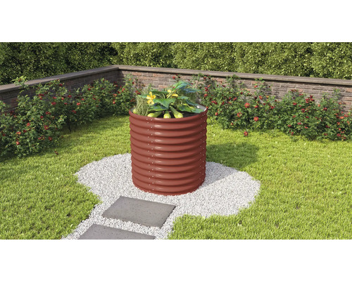 Metalen verhoogde tuinbak met planten in de tuin