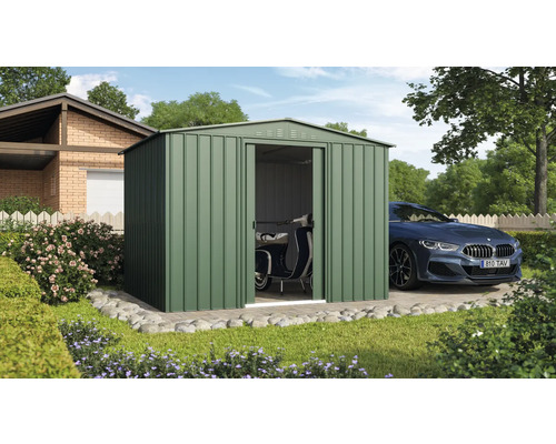 Tuinscene met een metalen tuinhuisje met een scooter erin en een geparkeerde auto