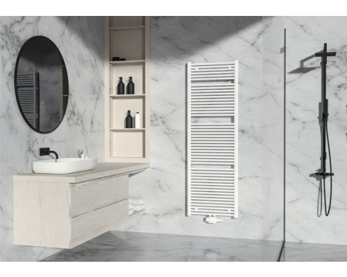 Moderne badkamer met wastafel, spiegel, handdoekradiator en douche voor marmeren muur