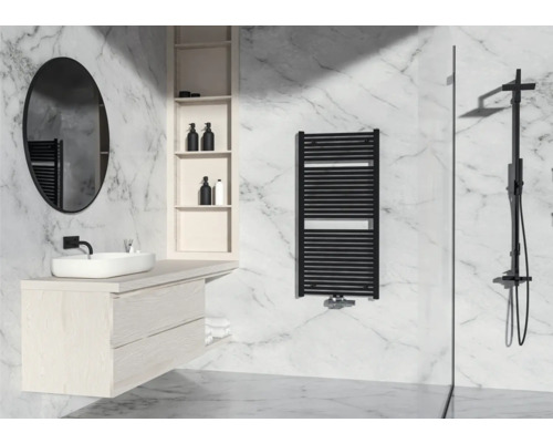 ROTHEIGNER Designradiator Classic midden onder aansluiting 121x60 cm mat zwart Lichte badkamer met wastafel, spiegel, handdoekradiator en douche voor marmeren wand