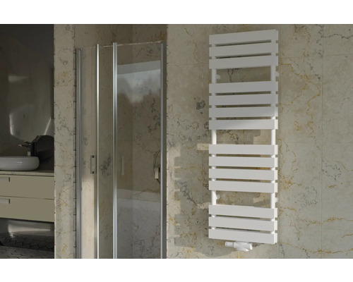 Moderne badkamer met douchecabine en witte radiator