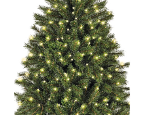 Close-up van een versierde kerstboom met lichtjes.