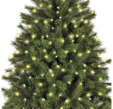 Detailopname van een groene, kunstmatige kerstboom met verlichting