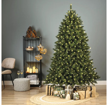 Versierde kerstboom met geschenken, rek met decoraties en zitplaats in een woonkamer
