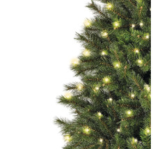Detailopname van een groene kerstboom met verlichting