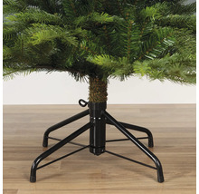 Detailopname van een kerstboom met een zwarte metalen voet