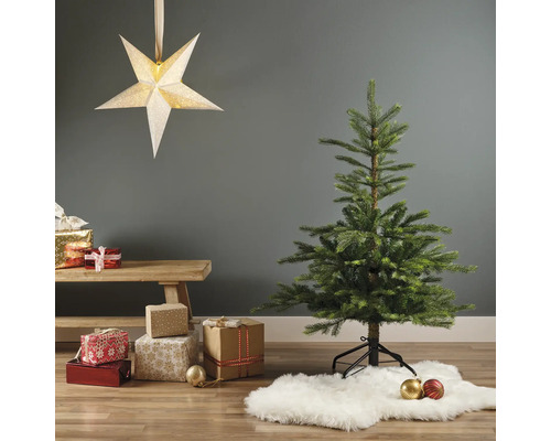 Decoratieve woonsfeer met kerstboom, sterlamp en cadeaus