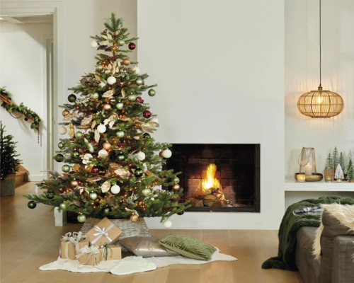 Kerstig ingerichte woonkamer met versierde kerstboom, open haard en cadeaus