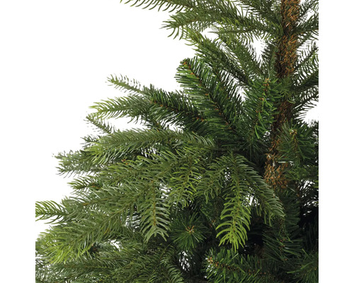 Detailopname van een kunstkerstboom met groene naalden
