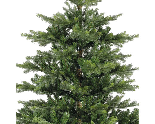 Gedetailleerde close-up van een groene kunstkerstboom.