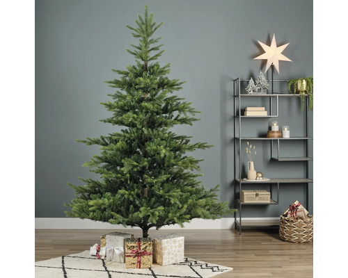 Versierde kerstboom met cadeaus op een kleed