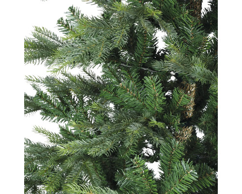Detailopname van een kunstmatige kerstboom met groene naalden