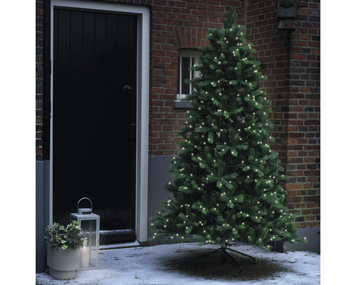Kunstkerstboom met verlichting voor een huis