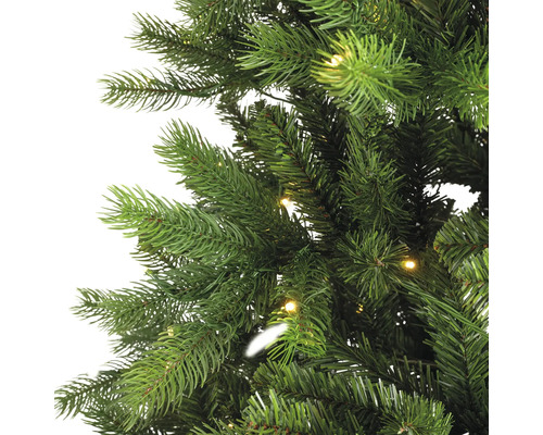Gedetailleerde opname van een groene, kunstmatige kerstboom met verlichting.