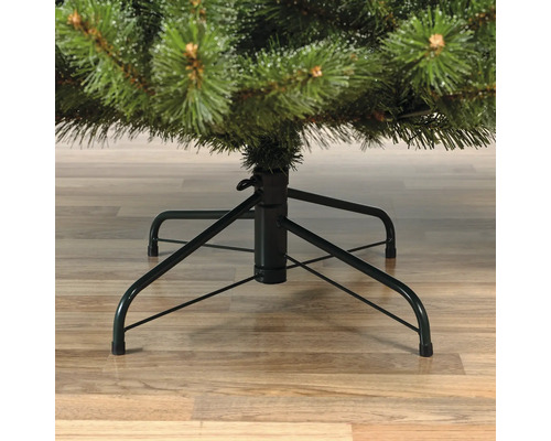 Detailopname van een kunstkerstboom met metalen standaard