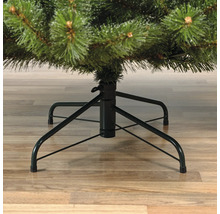 Detailopname van een kunstkerstboom met metalen standaard.