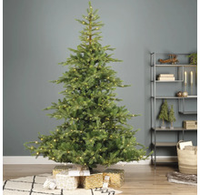 Kerstboom met lichtjes en cadeaus in een woonkamer