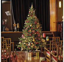 Feestelijk versierde kerstboom in een evenementenruimte, met cadeaus eronder.