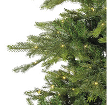 Detailopname van een kunstmatige kerstboom met verlichting.