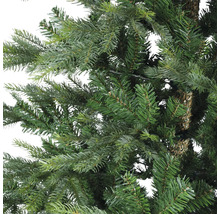 Detailopname van een kunstmatige kerstboom met groene naalden