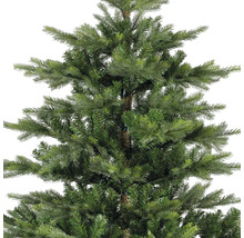 Detailopname van een kunstmatige kerstboom met groene naalden.