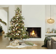 Kerstboom met kerstballen en cadeaus in de woonkamer met open haard