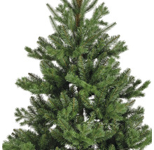 Gedetailleerde opname van een kunstkerstboom met groene naalden
