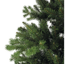 Detailopname van een kunstkerstboom met groene naalden