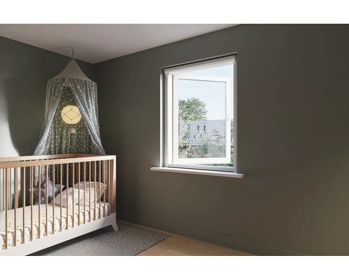 Kinderkamer met kinderbed en open raam