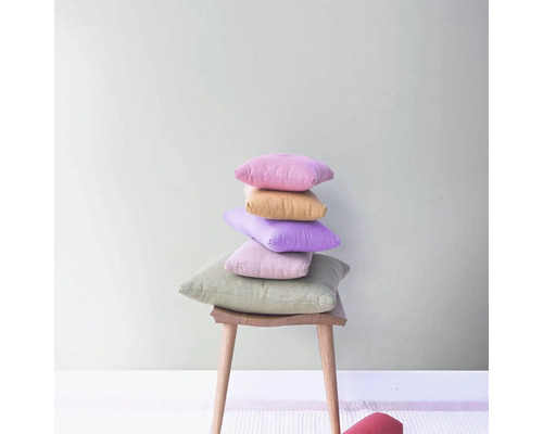 Stapel kussens op een houten stoel voor woondecoratie