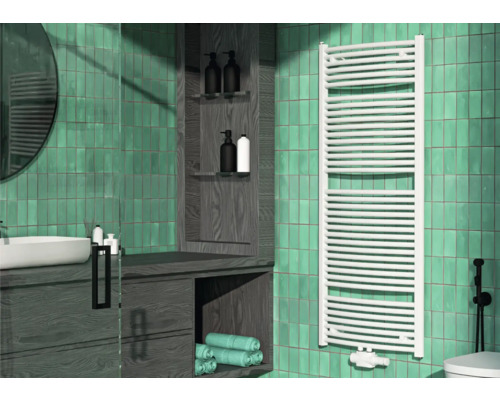 Moderne badkamer met wastafel, spiegel, handdoekradiator en groene tegels