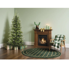 Woonkamer met kerstboom, cadeaus, open haard en fauteuil