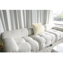 Modulaire bank met kussen en gestoffeerde structuur voor een raam met gordijn