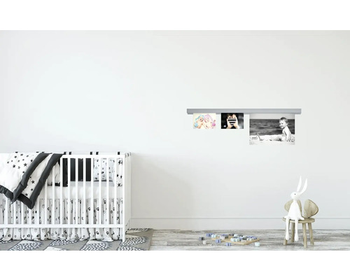 Kinderkamer met ledikant, fotolijst en decoratieve artikelen