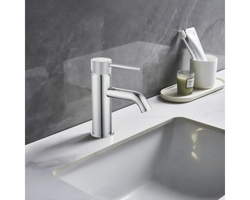 Wastafelkraan in badkamer met wastafel en accessoires