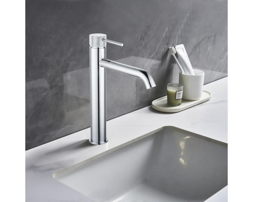 Hoge wastafelmengkraan van metaal op een wastafel