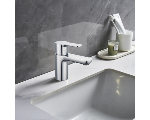 Glanzende kraan op de wastafel in de badkamer.