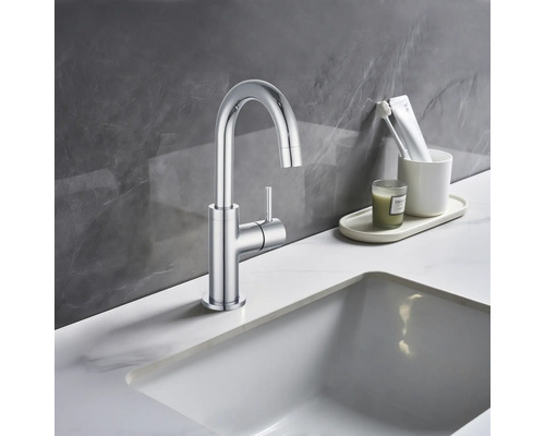 Metalen wastafelkraan met enkele hendel op wastafel