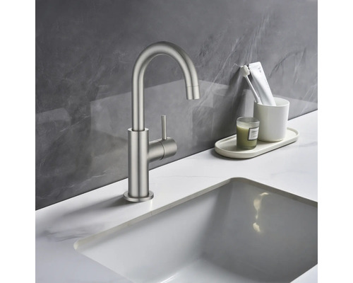 Metalen wastafelkraan op een wastafel in de badkamer.