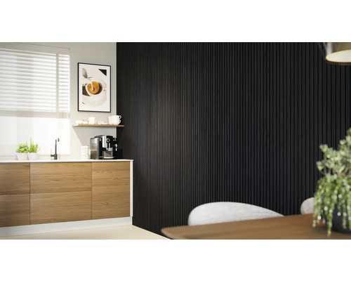 Moderne keuken met houten kasten, raam, decoratie en zwarte akoestische wandpanelen
