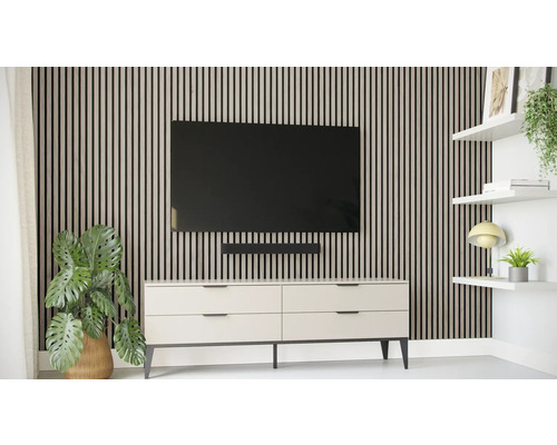 Woonkamer met wandpanelen, televisie, soundbar, commode en wandplanken