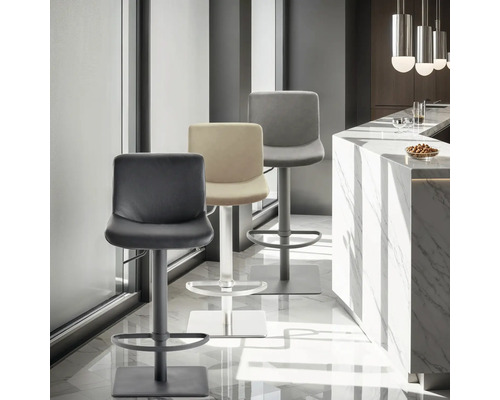 Drie barkrukken met voetensteun voor een aanrecht.