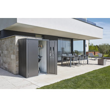 Tuinkast met barbecue en gereedschap in een moderne tuin